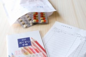 錠剤とお薬手帳のイメージ図