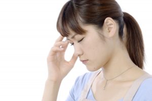 頭を抱えている様子